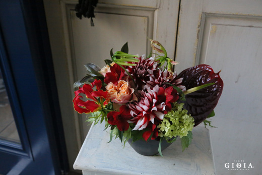 Low style arrangement